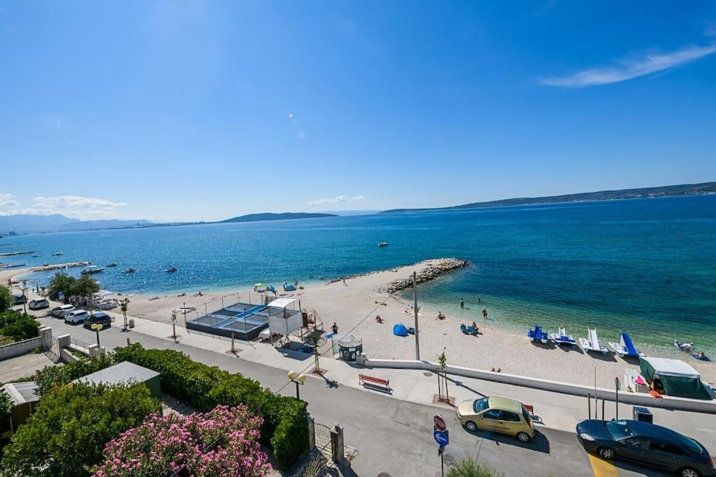 Stunning Beachfront Apartment With Roof Terrace Kaštela Esterno foto