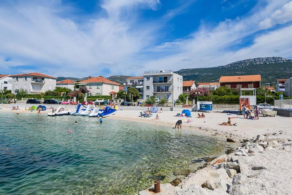 Stunning Beachfront Apartment With Roof Terrace Kaštela Esterno foto