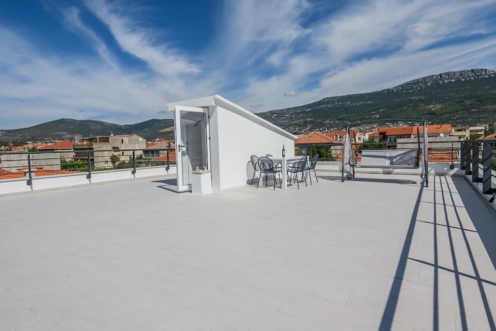 Stunning Beachfront Apartment With Roof Terrace Kaštela Esterno foto