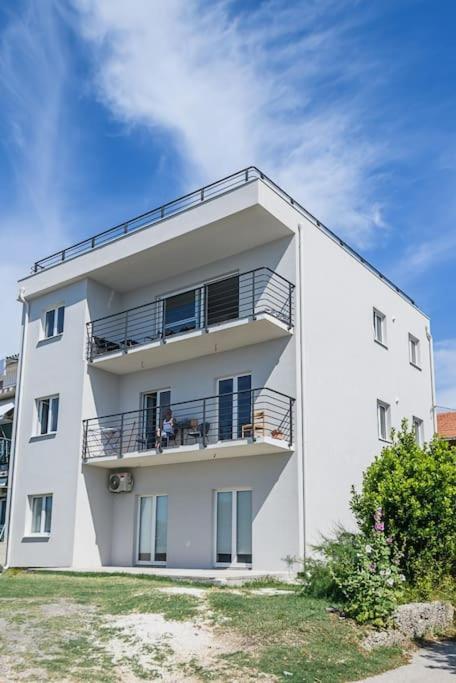 Stunning Beachfront Apartment With Roof Terrace Kaštela Esterno foto