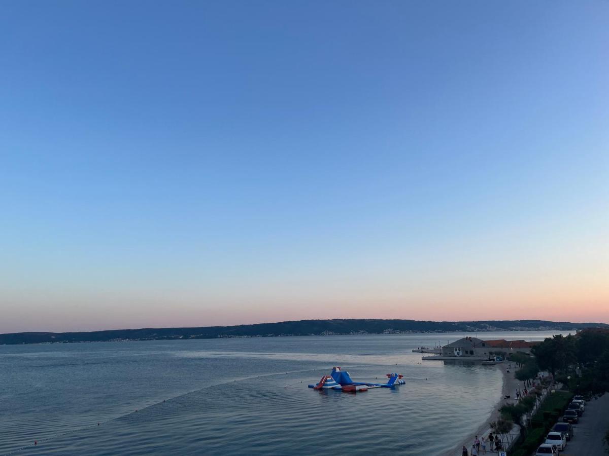 Stunning Beachfront Apartment With Roof Terrace Kaštela Esterno foto